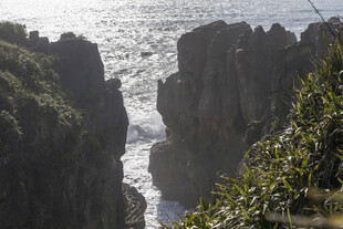 海岸峭壁间的汹涌海浪