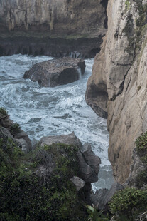 海岸边嶙峋岩石与汹涌海浪