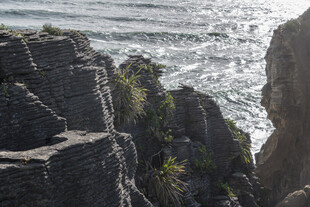 海岸嶙峋岩石与汹涌海浪