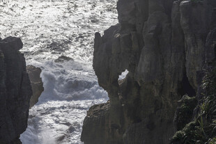 海浪拍击嶙峋岩石