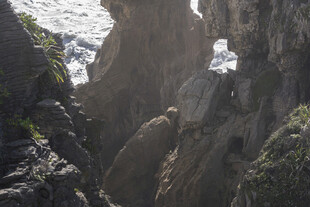 壮观嶙峋的海边岩石景观