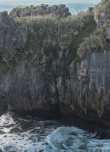 海边嶙峋岩石与翻涌海浪