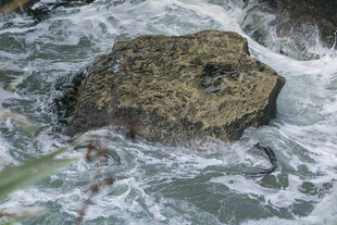 海浪拍击礁石的瞬间