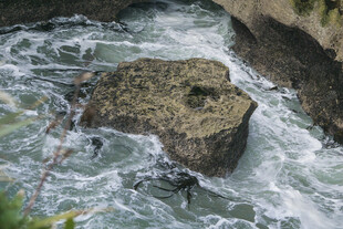 湍急溪流中的嶙峋岩石