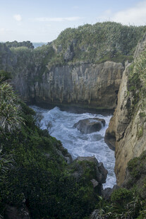 海岸悬崖间的汹涌海浪