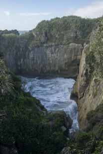 海岸悬崖间的汹涌海浪