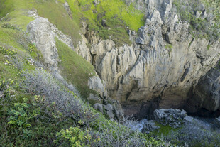 山间岩石洞穴景观