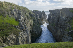 峡谷间湍急河流景观