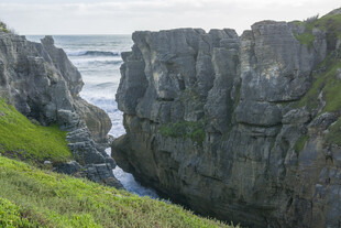 海岸嶙峋峭壁与汹涌海浪