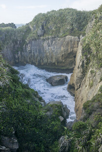 海岸峡谷间的汹涌波涛