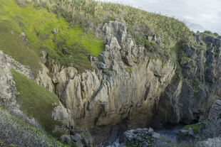 陡峭嶙峋的壮丽山崖