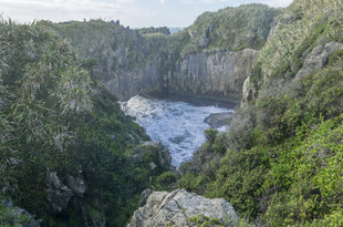 海岸峡谷间的壮丽自然景观