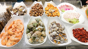 多样海鲜贝类美食陈列