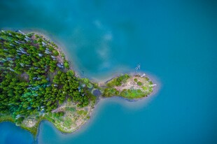 海中绿岛风光