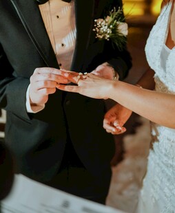新人婚礼交换戒指瞬间