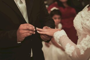 新人婚礼交换戒指瞬间