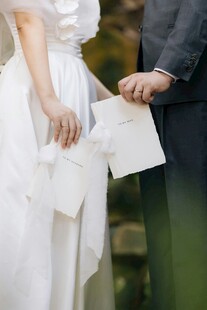 新人手持信笺浪漫瞬间