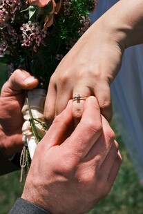 新人交换戒指瞬间