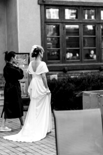 新娘户外整理婚纱瞬间