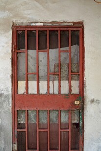 老旧红色铁栅栏门