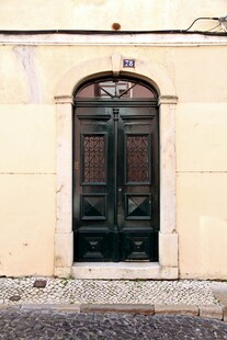 复古风格的绿色铁门建筑