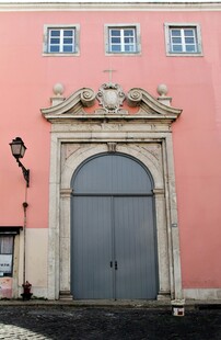 粉色建筑的拱形大门