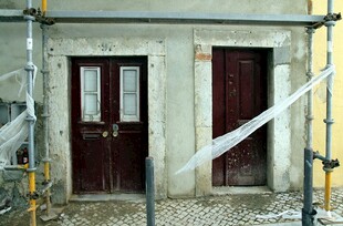 老旧建筑双门施工场景