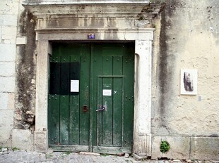 古朴绿色双开旧木门