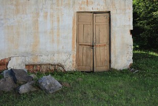 老旧木门前的石块与草地
