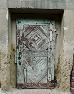 古老斑驳的金属门