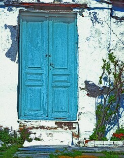 蓝门白墙的清新庭院一角