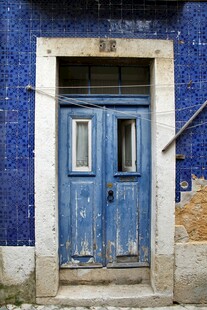 蓝墙旧门的独特景致