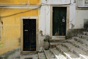 色彩鲜明的街道门景