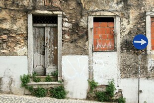 老旧墙面的斑驳门窗