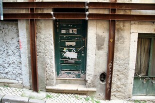 老旧建筑墙面的斑驳告示