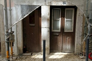 老旧建筑中的两扇门