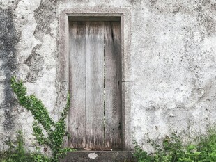 老旧木门旁的斑驳墙面