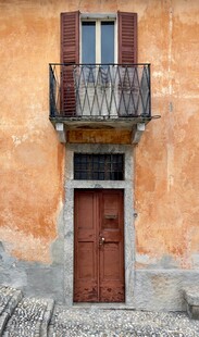 古朴外墙的带阳台小屋