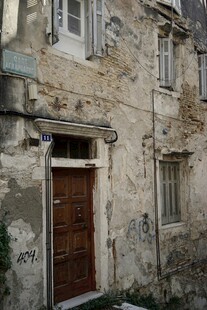 古老石砌房屋的斑驳门面