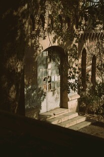 古朴庭院中的拱形门