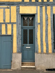 黄蓝相间的复古法式民居门