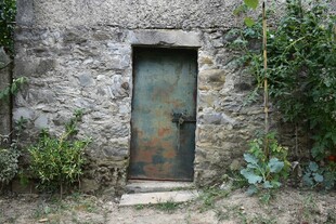 古老石墙中的斑驳铁门