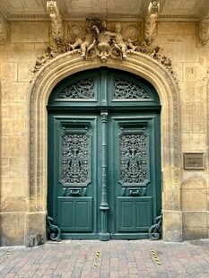 复古绿雕花双开门建筑