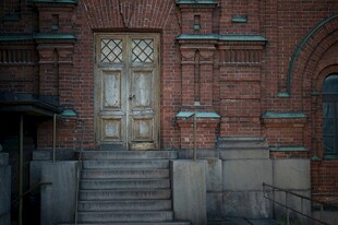 复古红砖建筑的陈旧木门