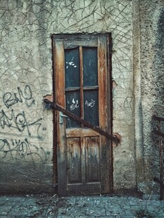 破旧斑驳的铁门