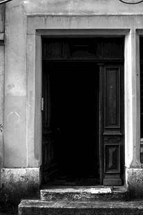 老旧房屋敞开的木门