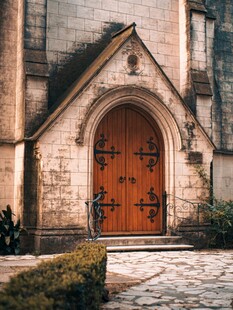古老教堂的木质大门