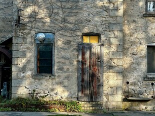 老旧石屋的斑驳岁月