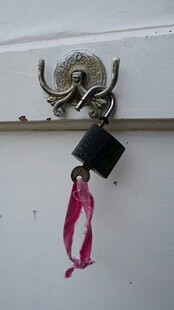 挂锁与金属装饰物件