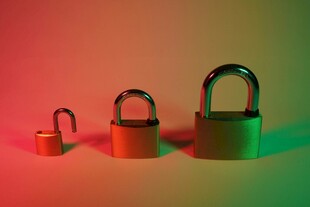 三把彩色挂锁展示